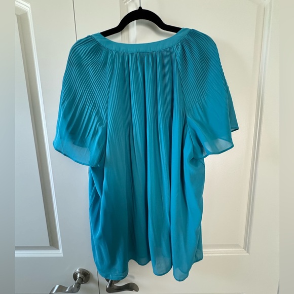 Tahari Turquoise Flutter Sleeve Blouse with Pleated Details 2x - Picture 3 of 11